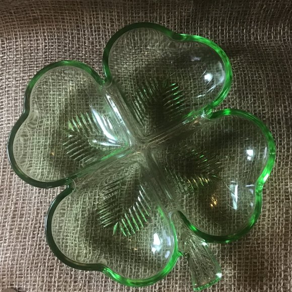 Rare Vintage Large Shamrock / Four Leaf Clover Green Glass Dish - Picture 1 of 6